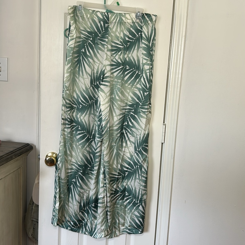 (NWT) Fashion Nova women’s Feeling Breezy Printed Wide Leg Pant. Size Large. - Picture 6 of 8